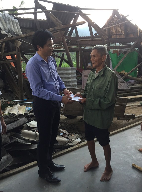 Đồng chí Phó Chủ tịch HĐND tỉnh Trương An Ninh tặng quà cho hộ dân có nhà bị sập tại xã Đức Hóa (huyện Tuyên Hóa)             