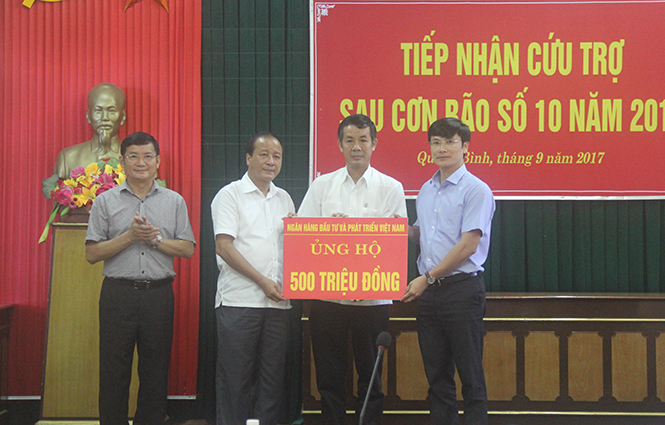 Đại diện lãnh đạo tỉnh tiếp nhận hỗ trợ của Ngân hàng Đầu tư và Phát triển Việt Nam.