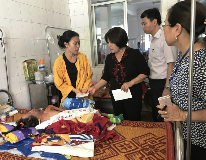  Đồng chí Phó Chủ tịch HĐND tỉnh Nguyễn Thị Thanh Hương thăm hỏi sức khoẻ và trao quà hỗ trợ cho bệnh nhân nặng đang điều trị tại Bệnh viện Đa khoa khu vực Bắc Quảng Bình
