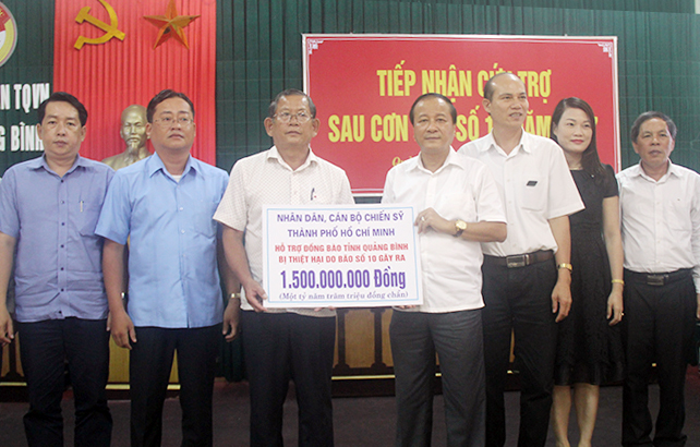 Đồng chí Trần Văn Tuân, Ủy viên Ban Thường vụ Tỉnh ủy, Chủ tịch Ủy ban MTTQVN tỉnh tiếp nhận cứu trợ của TP. Hồ Chí Minh.