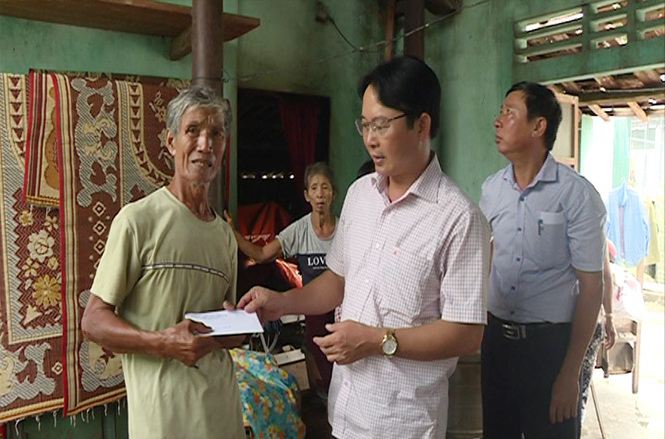 Lãnh đạo huyện Quảng Ninh đến thăm hỗ trợ trường hợp người dân bị thiệt hại nặng ở thôn Lệ Kỳ 3, xã Vĩnh Ninh.