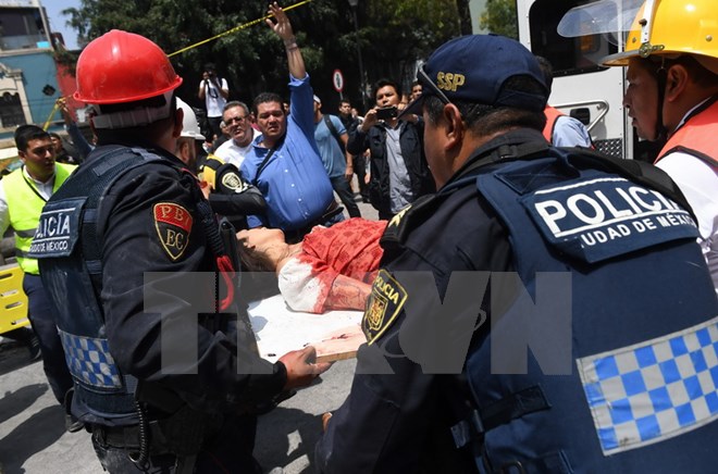 Lực lượng cứu hộ chuyển người bị thương sau động đất ở Mexico City ngày 19-9. (Nguồn: AFP/TTXVN)