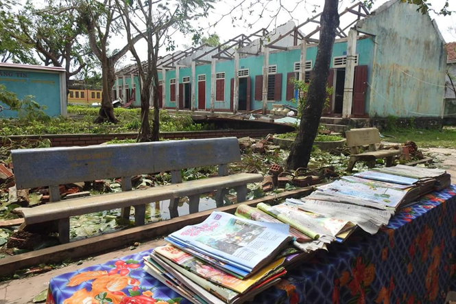 Trường THCS Quảng Châu (huyện Quảng Trạch) bị thiệt hại nặng nề trong tâm bão số 10. Nhà trường đã nỗ lực khắc phục, học sinh đã đi học trở lại với phương án chia thành 2 ca mỗi ngày cho các khối lớp để kịp chương trình năm học.