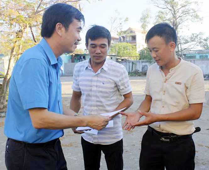  Đồng chí Nguyễn Lương Bình, Chủ tịch LĐLĐ tỉnh trao quà hỗ trợ cho công nhân lao động