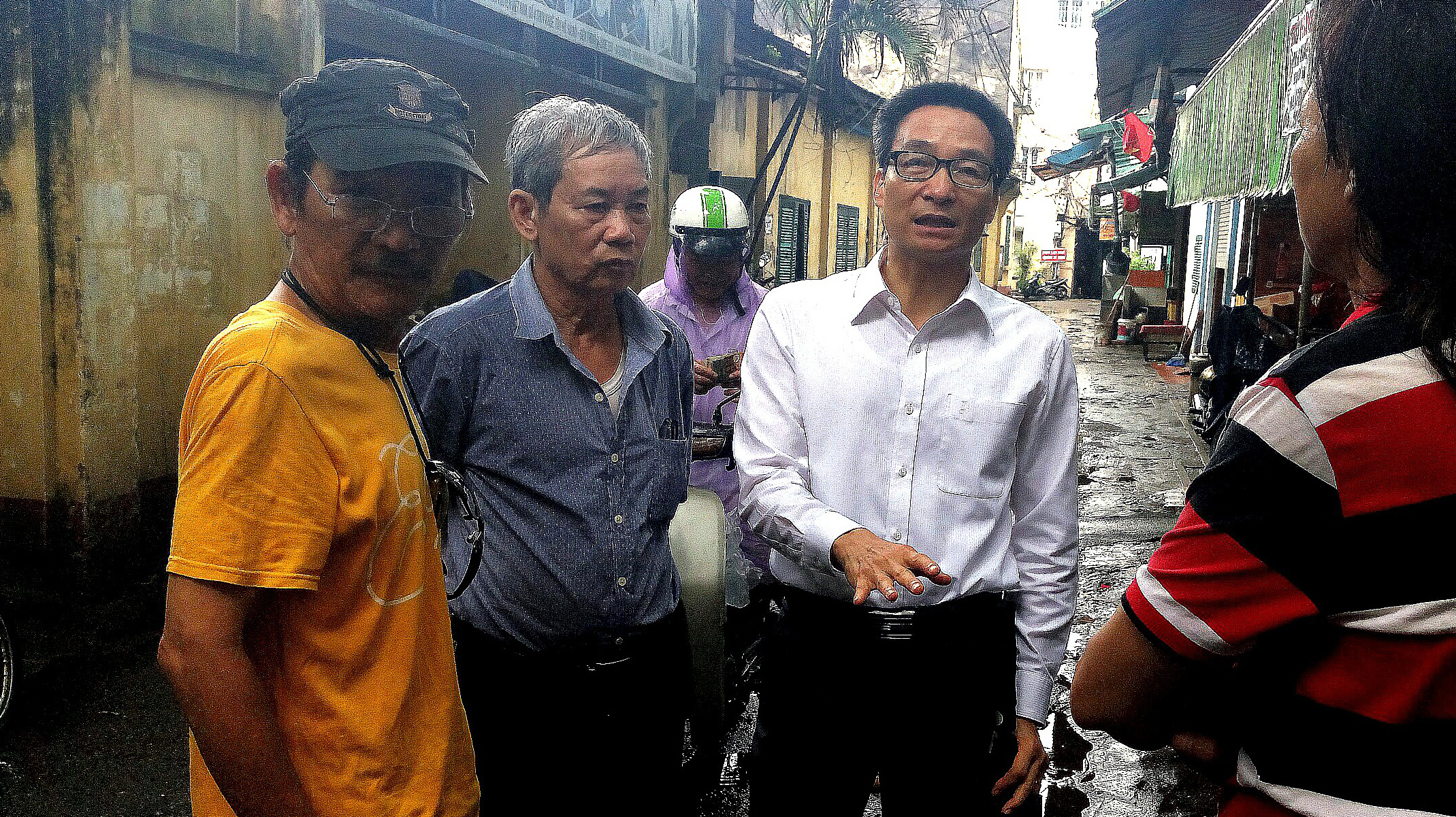 Phó Thủ tướng Vũ Đức Đam trò chuyện với các nghệ sĩ Hãng phim truyện Việt Nam sau cơn mưa to - Ảnh: VFS
