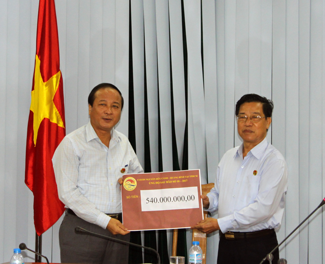 Đồng chí Trần Văn Tuân, Ủy viên Ban Thường Tỉnh ủy, tiếp nhận số tiền hỗ trợ của CLB Doanh nhân Nguyễn Hữu Cảnh.