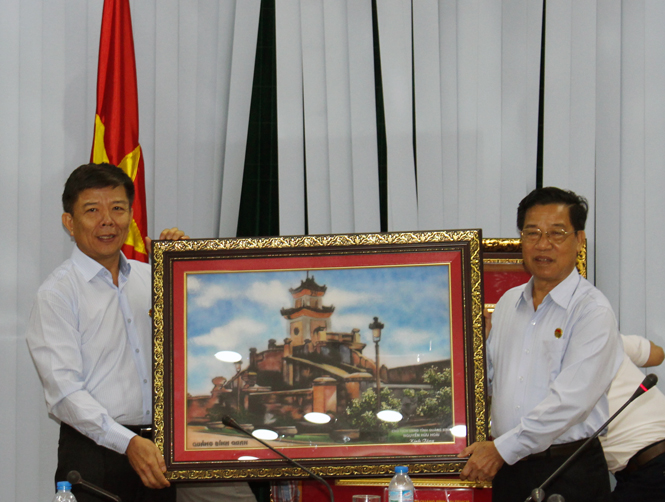  Đồng chí Nguyễn Hữu Hoài, Phó Bí thư Tỉnh ủy, Chủ tịch UBND tỉnh trao tặng ảnh lưu niệm cho CLB Doanh nhân Nguyễn Hữu Cảnh.