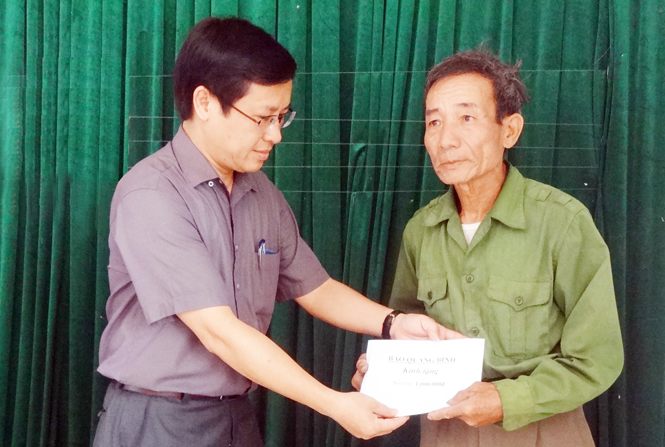 Đồng chí Hoàng Hữu Thái, Tổng biên tập Báo Quảng Bình động viên, tặng quà cho thương binh Phan Văn Chương (thôn 9, xã Bắc Trạch) bị thương do bão số 10 gây ra.