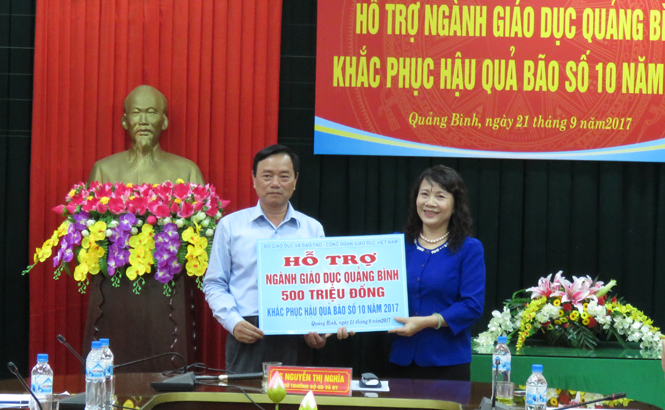 Thứ trưởng Bộ Giáo dục-Đào tạo Nguyễn Thị Nghĩa trao 500 triệu đồng hỗ trợ ngành Giáo dục-Đào tạo Quảng Bình khắc phục hậu quả bão số 10.