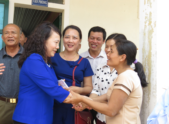 Động viên, thăm hỏi cán bộ, giáo viên các trường học trên địa bàn xã Quảng Phú, Quảng Trạch.