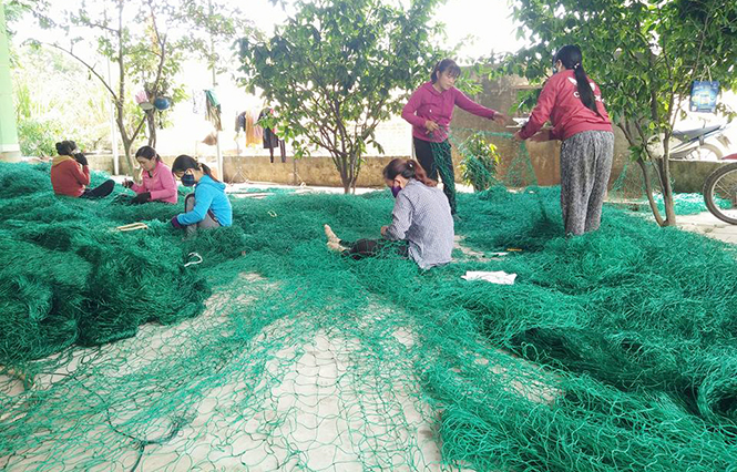 Mô hình tổ hợp tác đan vá lưới ở xã Bảo Ninh đã mang lại hiệu quả kinh tế cao.