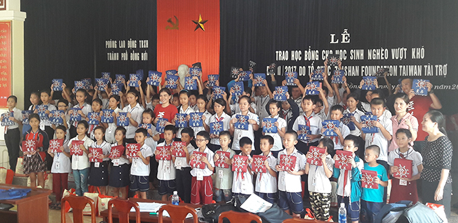 Tổ chức Zhi Shan Foundation (C.I) Đài Loan trao học bổng cho học sinh nghèo vượt khó trên địa bàn thành phố Đồng Hới.