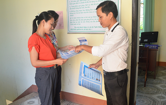Cán bộ chuyên trách dân số thị trấn Quán Hàu tuyên truyền kiến thức về sức khỏe sinh sản cho phụ nữ.