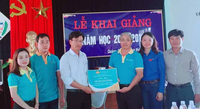 Đại diện công ty VIAGS tặng 100 triệu đồng cho trường THCS Quảng Châu