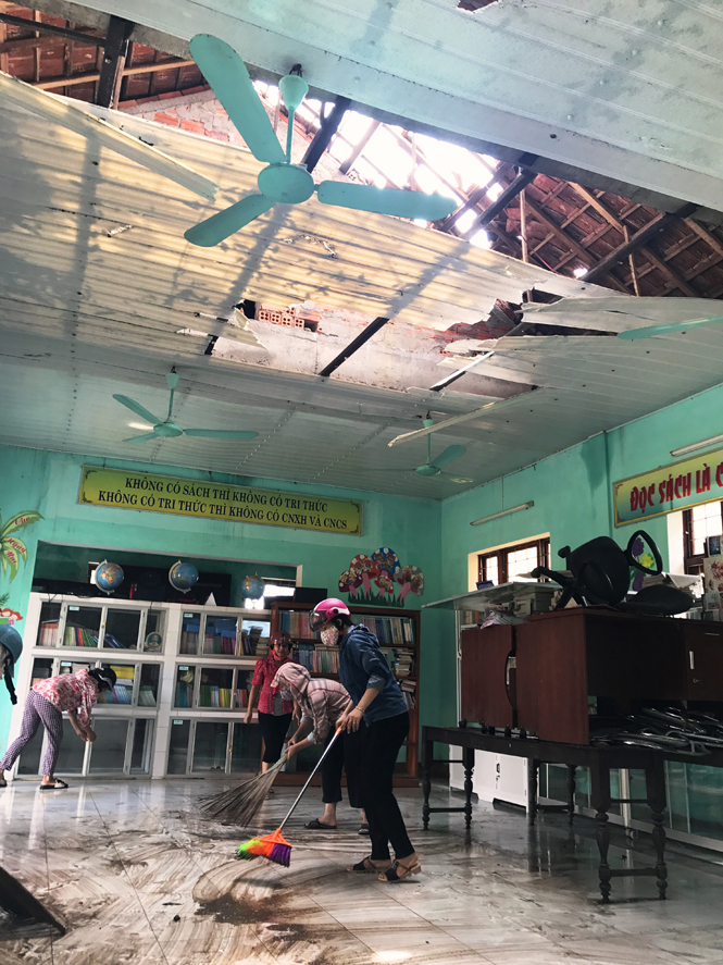 Chung tay khắc phục thiệt hại bão số 10 tại Trường Tiểu học số 1 Ba Đồn   