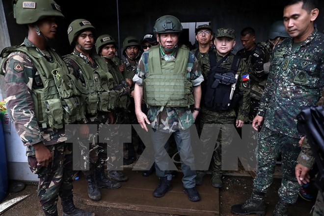 Tổng thống Philippines Rodrigo Duterte thăm một đơn vị quân đội trong chuyến thị sát tại thành phố Marawi ngày 24-8. (Nguồn: THX/TTXVN)