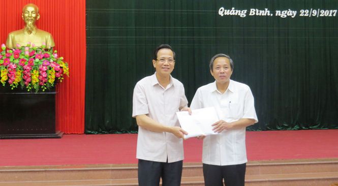 Bộ trưởng Đào Ngọc Dung trao số tiền 500 triệu đồng cho đồng chí Bí thư Tỉnh ủy Hoàng Đăng Quang hỗ trợ tỉnh ta khắc phục hậu quả cơn bão số 10