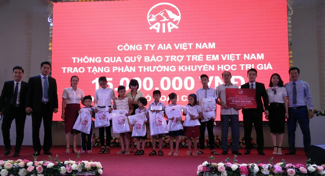 Đại diện lãnh đạo của Công ty BHNT AIA Việt Nam trao tặng số tiền hỗ trợ cho Quỹ Bảo trợ trẻ em Quảng Bình.