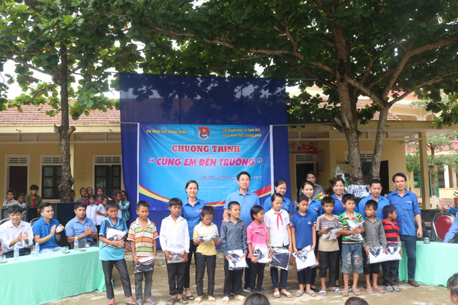 Chi đoàn Báo Quảng Bình trao quần áo cho học sinh Trường tiểu học và THCS bán trú Dân Hóa
