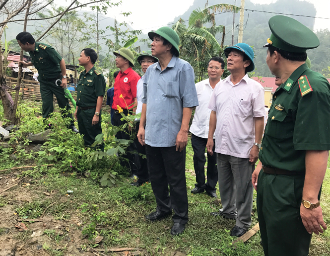 Đồng chí Bí Thư Tỉnh uỷ Hoàng Đăng Quang kiểm tra công tác khắc phục bão số 10 tại xã Tân Trạch