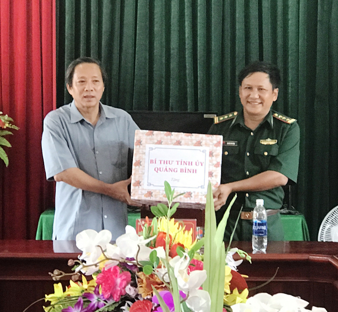 Đồng chí Hoàng Đăng Quang trao quà hỗ trợ và động viên tinh thần tập thể cán bộ chiến sỹ Đồn Biên phòng Cà Ròng