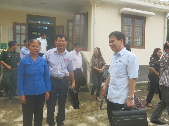 Các đại biểu Quốc hội tỉnh đang trò chuyện với cử tri huyện Minh Hóa
