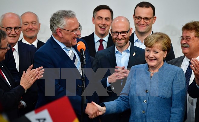 Lãnh đạo CDU, đương kim Thủ tướng Đức Angela Merkel (thứ 2, phải) và thành viên cấp cao của CSU Joachim Herrmann (thứ 4, trái) tại một buổi lễ sau bầu cử ở Berlin ngày 24-9. (Nguồn: AFP/TTXVN)