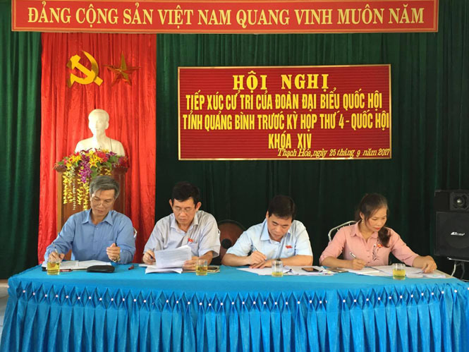Các Đại biểu Quốc hội tiếp xúc với cử tri huyện Tuyên Hóa