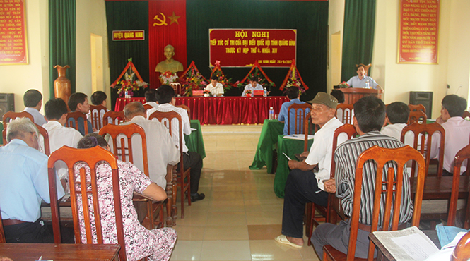 Các cử tri huyện Quảng Ninh tham gia buổi tiếp xúc với đoàn Đại biểu Quốc hội tỉnh tại xã An Ninh