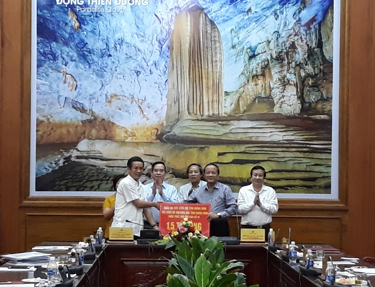  Thay mặt Đoàn Đại biểu Quốc hội tỉnh, đồng chí Trần Công Thuật  trao 1,5 tỷ đồng hỗ trợ nhân dân tỉnh Quảng Bình khắc phục hậu quả bão số 10