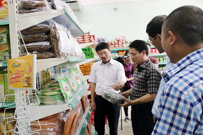 Các sản phẩm đặc sản Quảng Bình bày bán tại siêu thị Thái Hậu.
