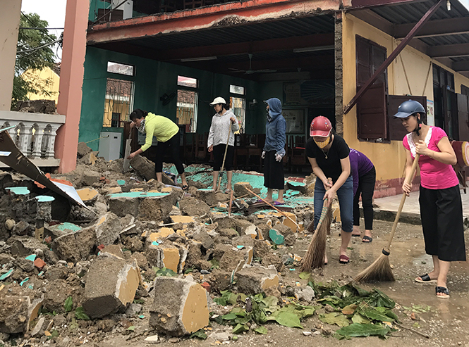 Dãy nhà 8 phòng học của Trường tiểu học số 1 Ba Đồn bị bão số 10 đánh sập tường.