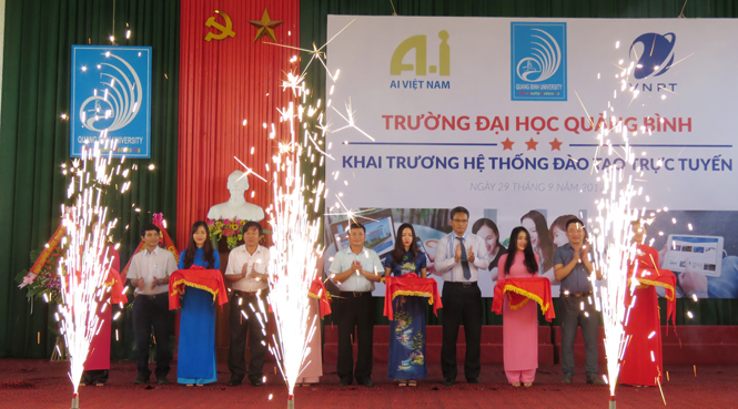 Đồng chí Trần Tiến Dũng, TUV, Phó Chủ tịch UBND tỉnh, Chủ tịch Trường đại học Quảng Bình cắt băng khai trương hệ thống đào tạo trực tuyến Trường đại học Quảng Bình.