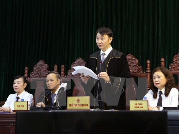Thẩm phán Trần Nam Hà, Chủ tọa phiên tòa tóm tắt nội dung vụ án trước khi tòa tuyên án. (Ảnh: Doãn Tấn/TTXVN)