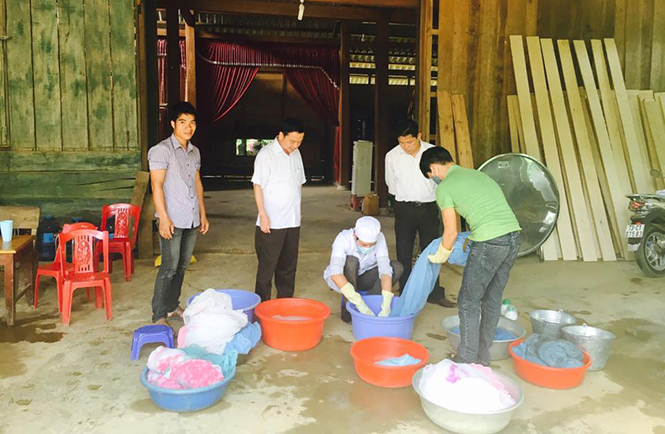  Cán bộ Trung tâm y tế dự phòng huyện Minh Hóa tẩm màn phòng chống sốt rét cho người dân.