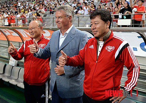 Ông Park (trái) cùng HLV Hiddink khi làm việc cùng nhau ở World Cup 2002. Ảnh: KNLM