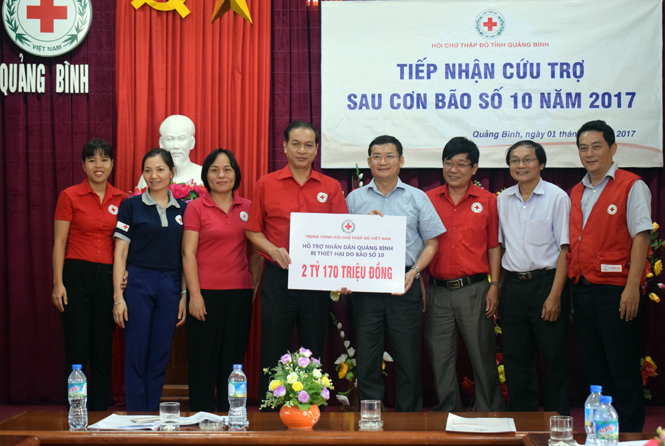 Đồng chí Trần Tiến Dũng đã tiếp nhận số tiền được trao tặng và chân thành cảm ơn Trung ương Hội CTĐ Việt Nam