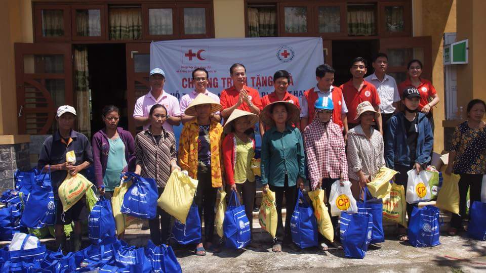Trao quà hỗ trợ các hộ dân bị thiệt hại nặng tại xã Đồng Hóa