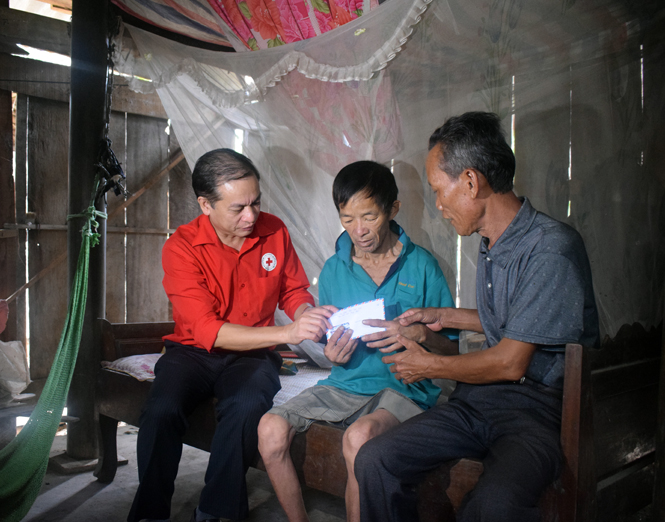 Đoàn công tác Trung ương Hội CTĐ Việt Nam trao hỗ trợ 1 triệu đồng cho gia đình có hoàn cảnh khó khăn ở xã Thạch Hóa