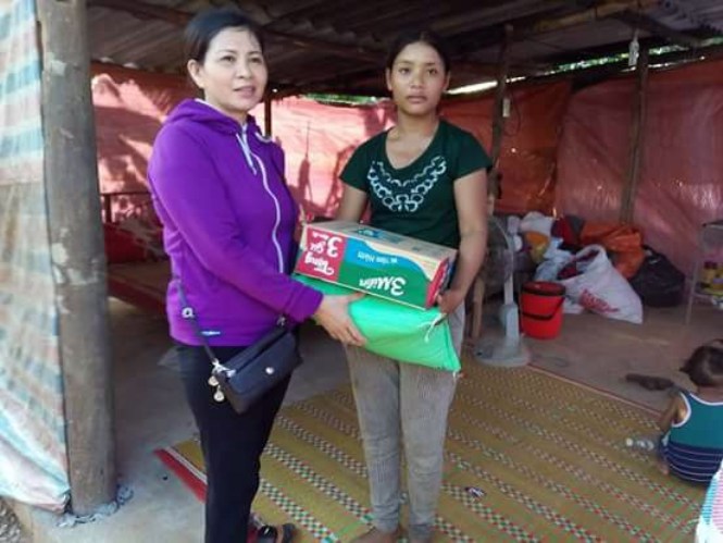 Hội Phụ nữ thị trấn Nông trường Việt Trung tặng quà cho các gia đình hội viên bị thiệt hại nặng do bão số 10 gây ra.