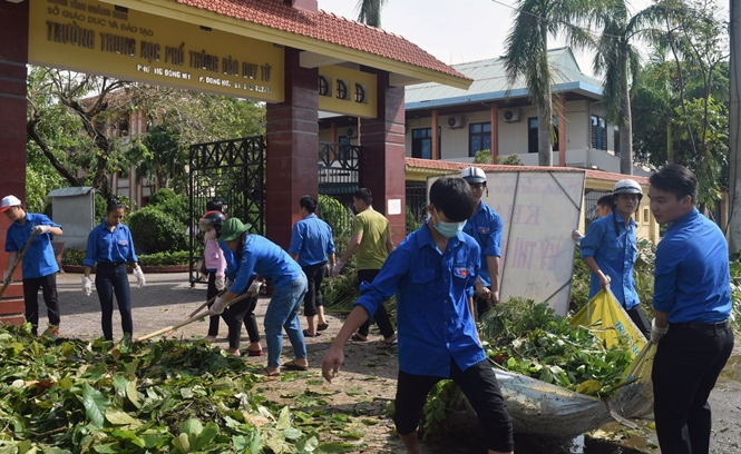 Đoàn thanh niên thành phố Đồng Hới dọn dẹp vệ sinh các tuyến đường sau khi bão đi qua.