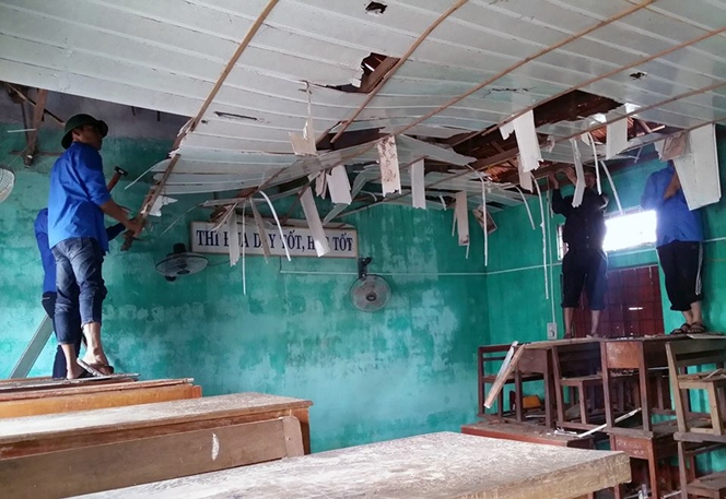 Huyện đoàn Quảng Trạch sửa chữa lại phòng học tại Trường THCS Quảng Phú (Quảng Trạch).