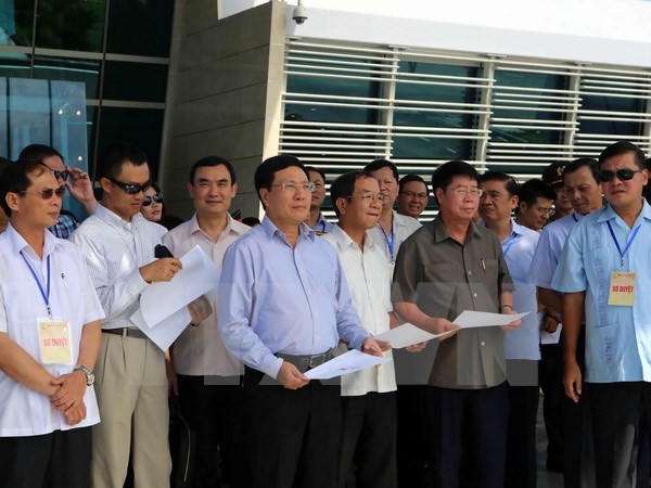 Phó Thủ tướng Phạm Bình Minh kiểm tra các hoạt động chuẩn bị cho APEC 2017 tại Sân bay quốc tế Đà Nẵng. (Ảnh: Trần Lê Lâm/TTXVN)