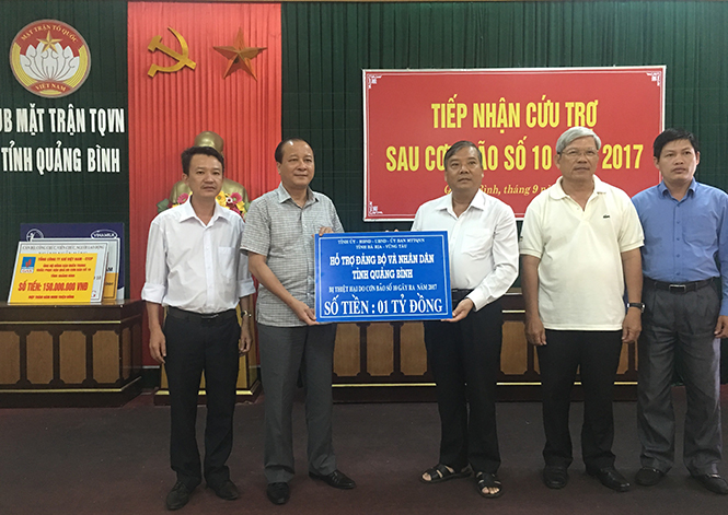 Đồng chí Trần Văn Tuân, Ủy viên Ban Thường vụ Tỉnh ủy, Chủ tịch Ủy ban MTTQVN tỉnh tiếp nhận hỗ trợ của tỉnh Bà Rịa-Vũng Tàu.