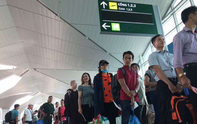  Hành khách làm thủ tục lên máy bay tại một sân bay đi TP.HCM - Ảnh: Châu Anh
