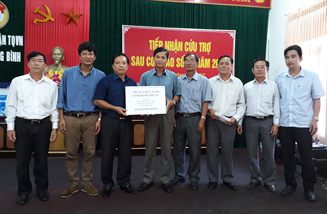 Đại diện Ban Thường trực Ủy ban MTTQVN tỉnh tiếp nhận hỗ trợ của huyện Đức Linh, tỉnh Bình Thuận.
