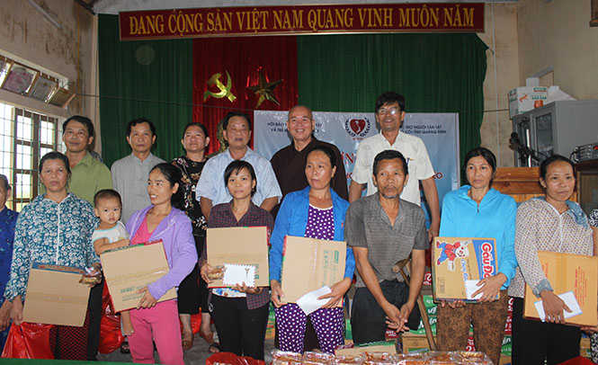  Đoàn đã đến trao quà cho các hộ nghèo và hộ có người khuyết tật ở xã Quảng Tiến 