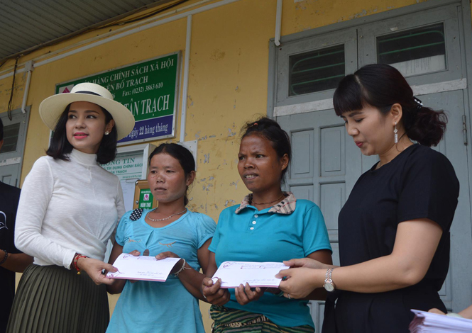 Nữ diễn viên Việt Trinh trao số tiền ủng hộ cho hai hộ dân xã Tân Trạch có nhà sập trong cơn bão số 10.