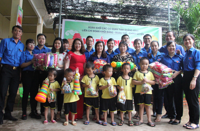 Đoàn khối các cơ quan tỉnh trao tặng những vật dụng thiết yếu phục vụ học tập và sinh hoạt cho các em học sinh Trường mầm non Quảng Thạch.