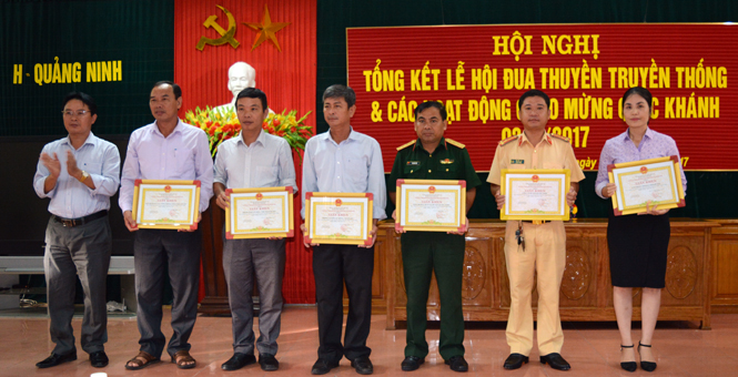 Đồng chí Phạm Trung Đông, Chủ tịch UBND huyện Quảng Ninh khen tặng các tập thể đóng góp cho sự thành công của lễ hội.
